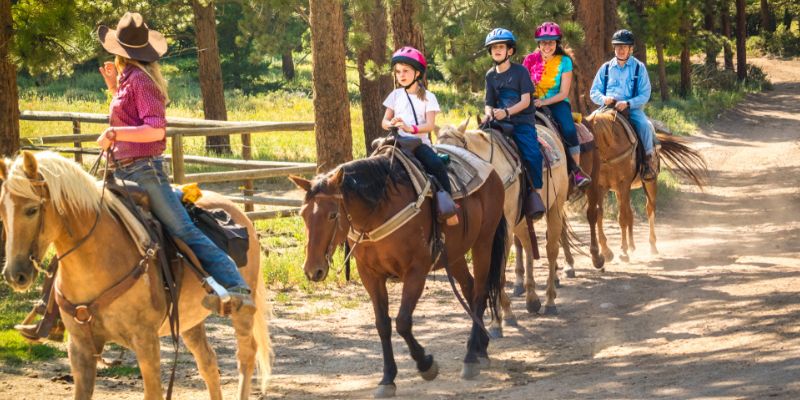 Keeping Kids Comfortable & Engaged on the Trail<br />
